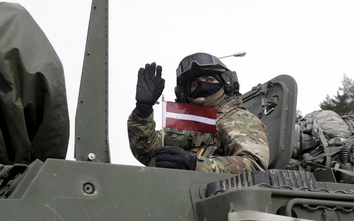 USA sõdur Lätis õppusel.