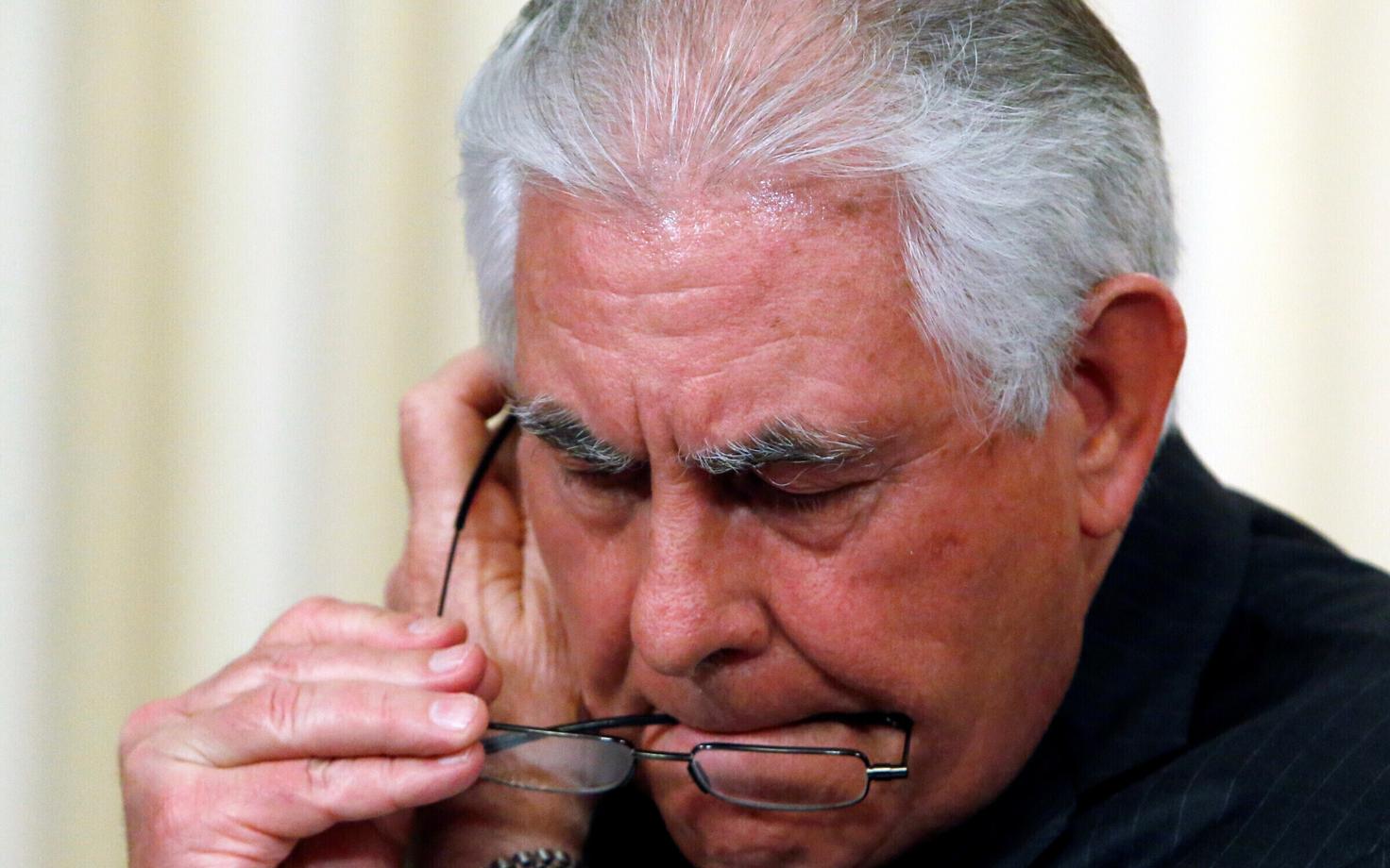 USA välisminister kuulab Moskvas ühisel pressikonverentsil oma Vene kolleegi Sergei Lavrovi juttu.