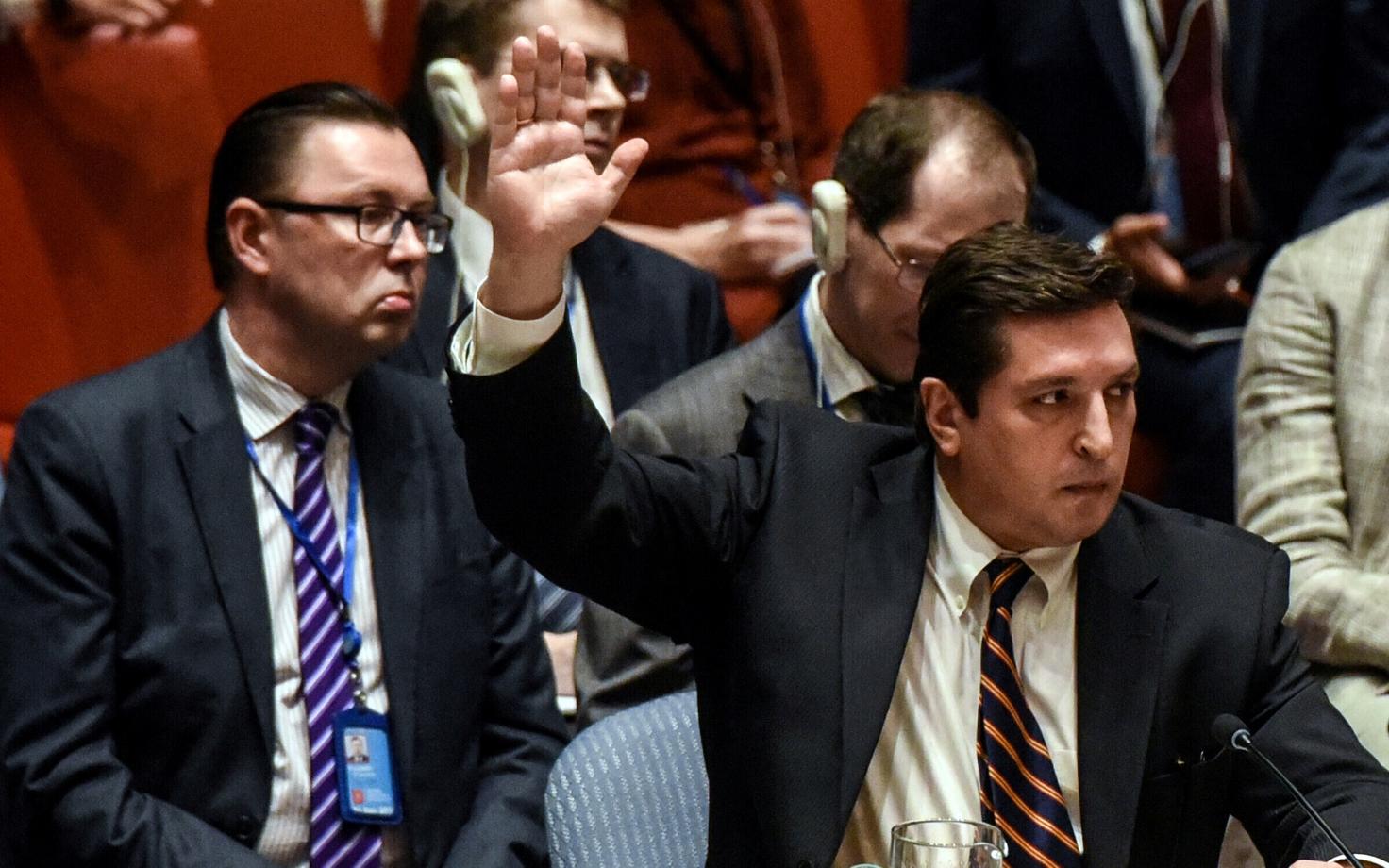 Vene asesuursaadik ÜRO juures Vladimir Safronkov tõstab käe, et hääletada Süüria resolutsiooni vastu.