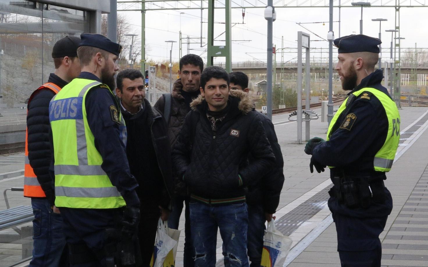 Rootsi politseinikud ja varjupaigataotlejad Malmö rongijaamas 2015. aastal.