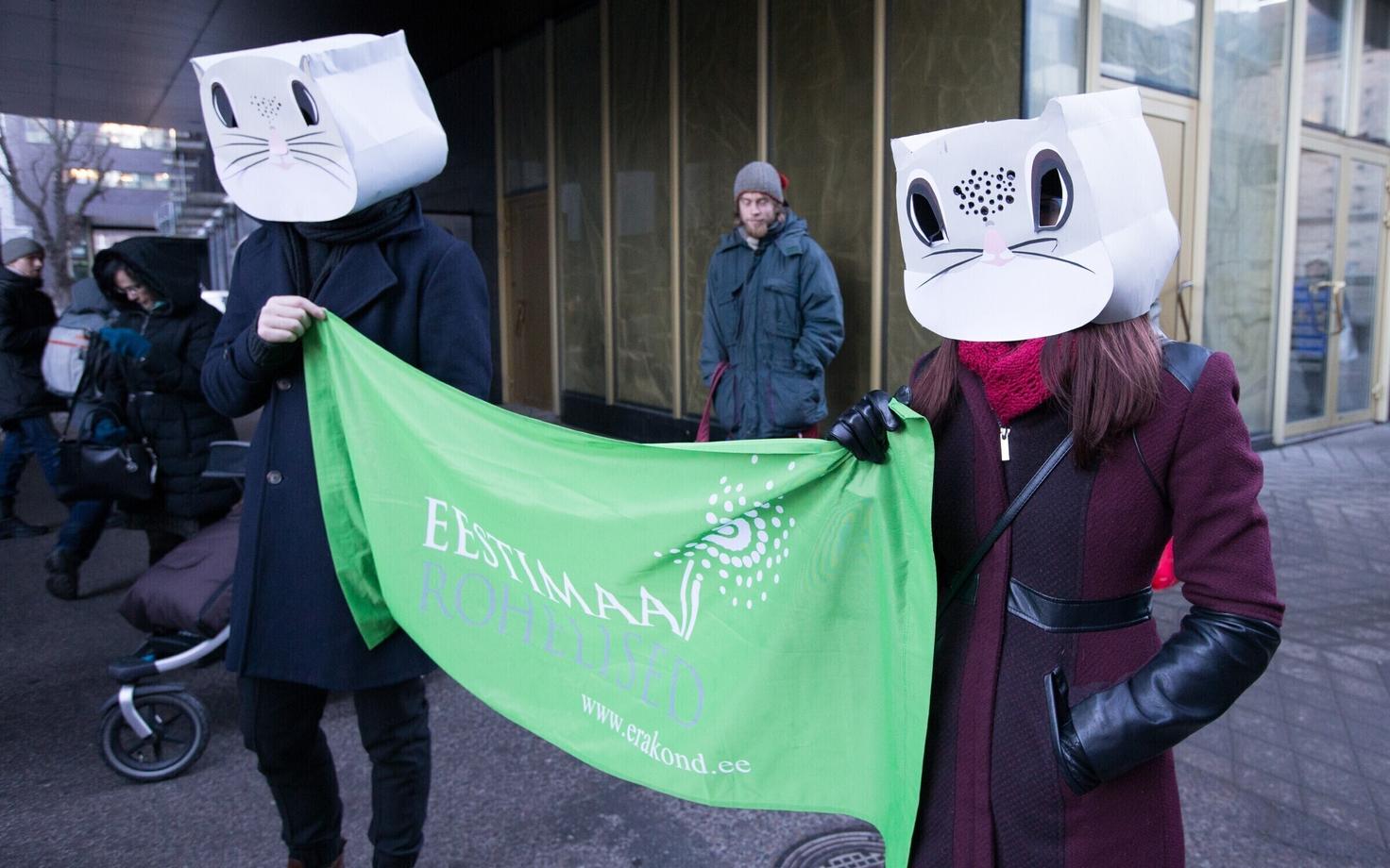 Meeleavaldajad keskkonnaministeeriumi ees.