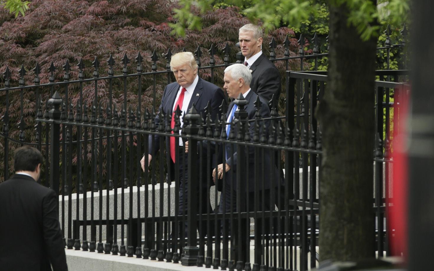 President Donald Trump ja asepresident Mike Pence briifingult lahkumas.