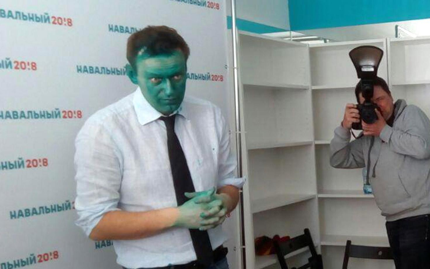 Прошлый раз Навальному плеснули в лицо зеленкой в Барнауле.