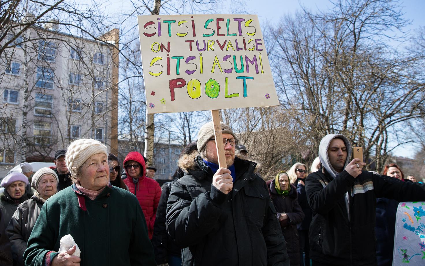 Протест против открытия пункта обмена шприцев на улице Ситси.