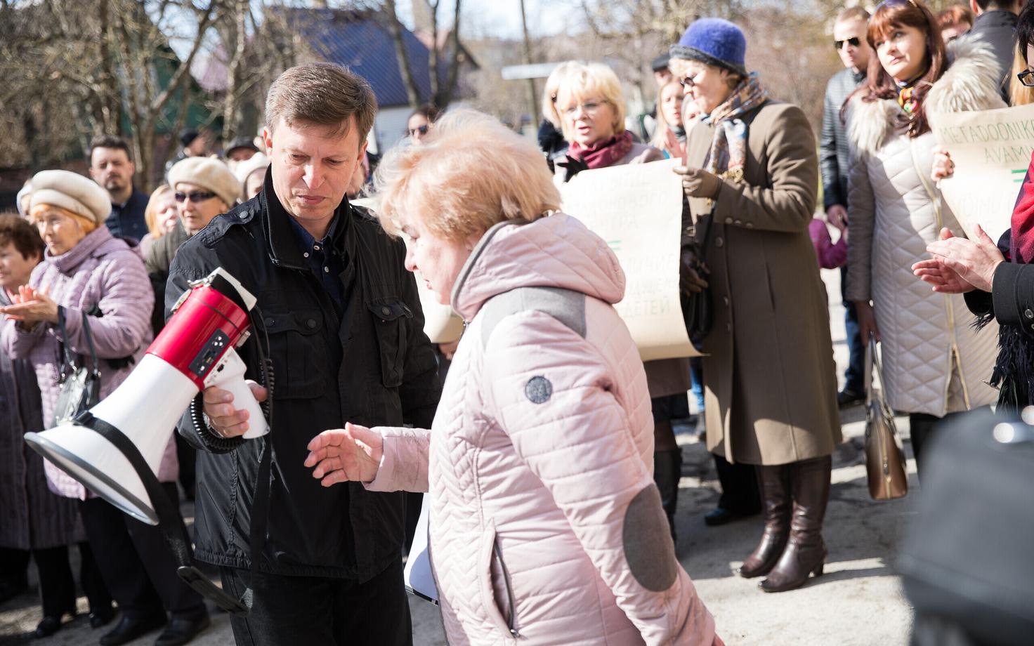 Протест против открытия пункта обмена шприцев на улице Ситси.