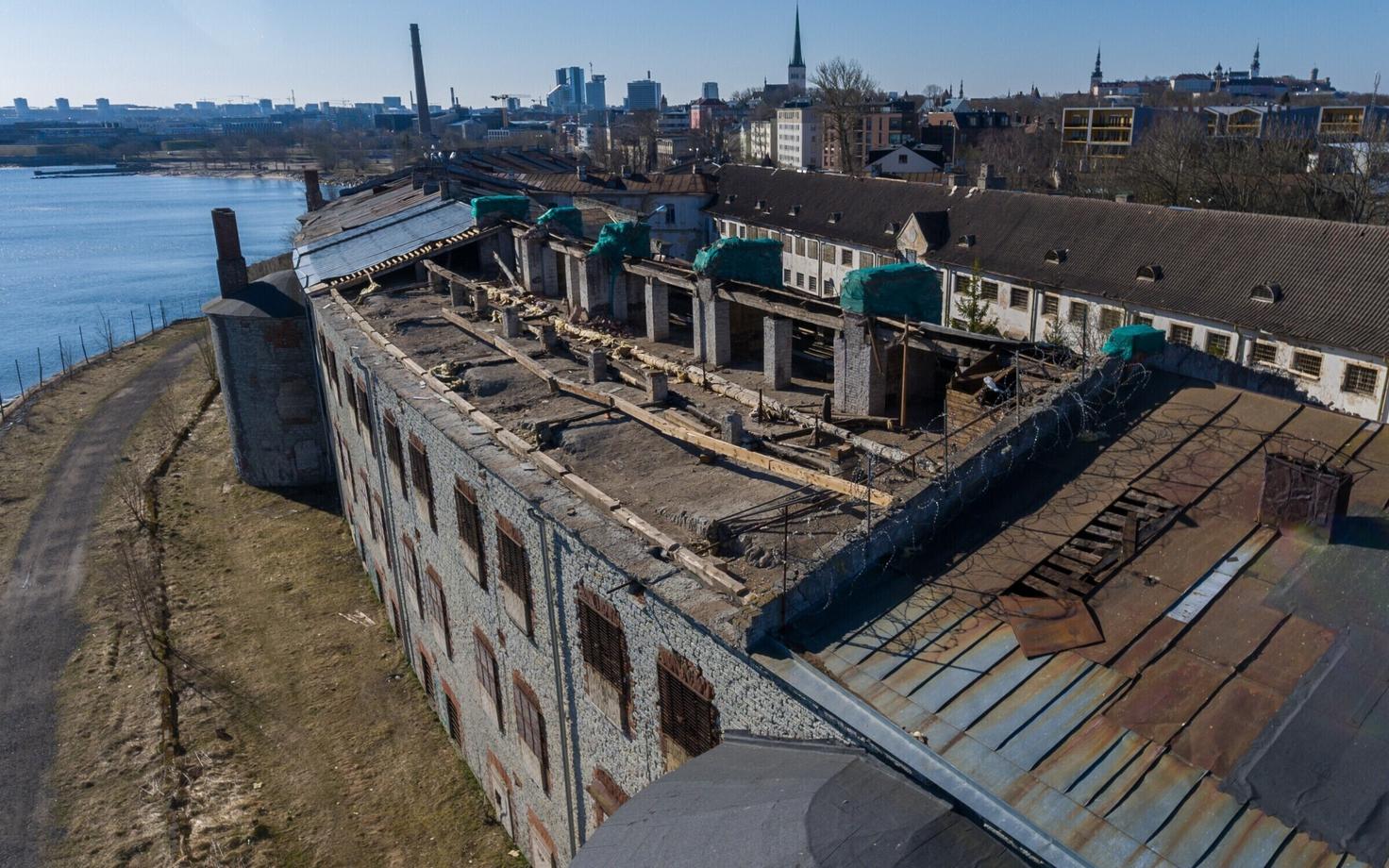 Штормовой ветер сорвал часть крыши с Батарейной крепости.