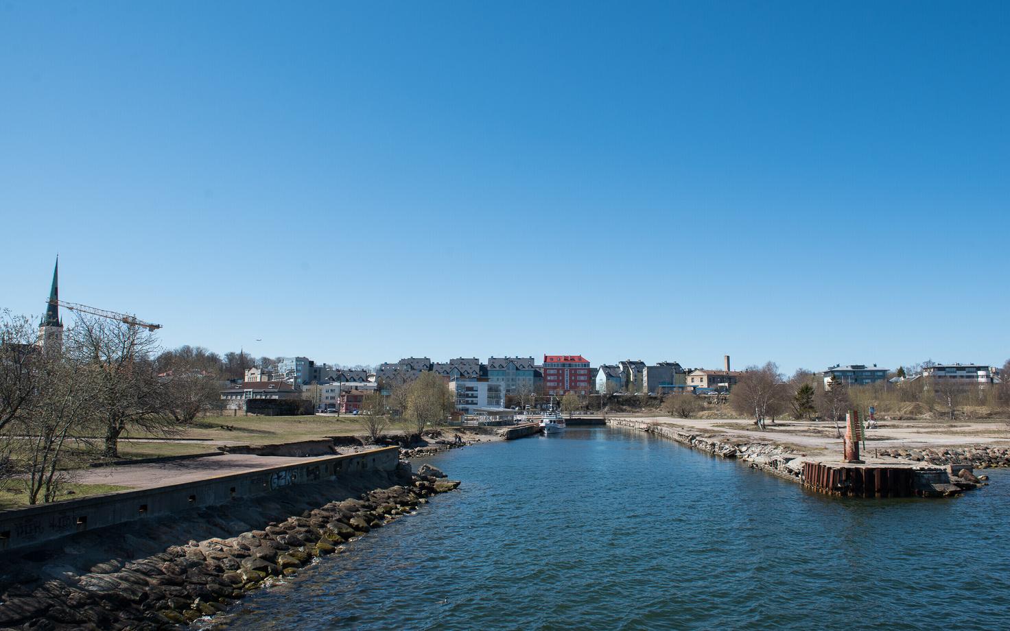 Hooned mere ääres.