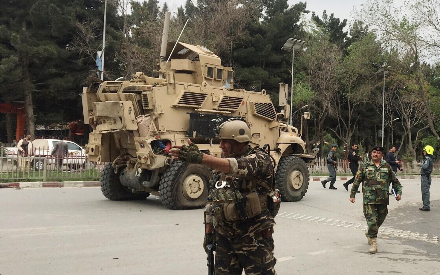 Поврежденная при взрыве американская бронемашина.