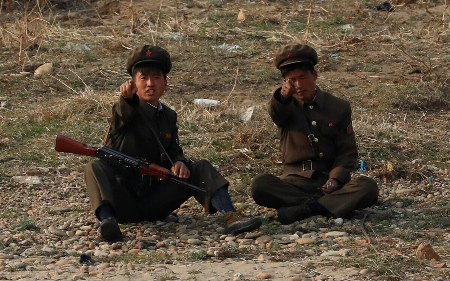 Põhja-Korea sõdurid Hiina piiril Yalu jõe ääres.