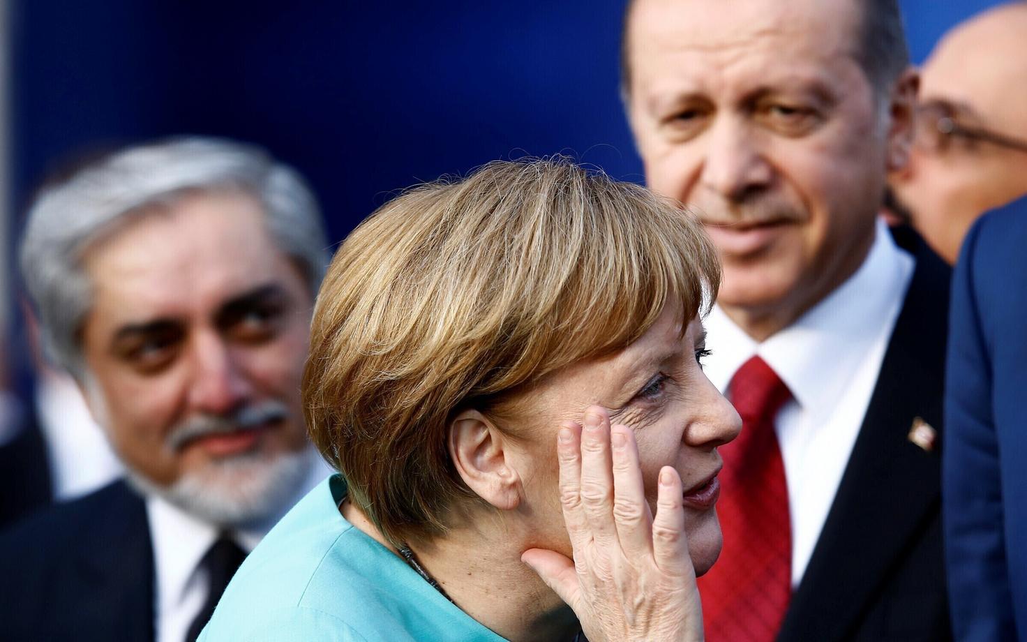 Saksa kantsler Angela Merkel, tagaplaanil Türgi president Recep Tayyip Erdogan (paremal).