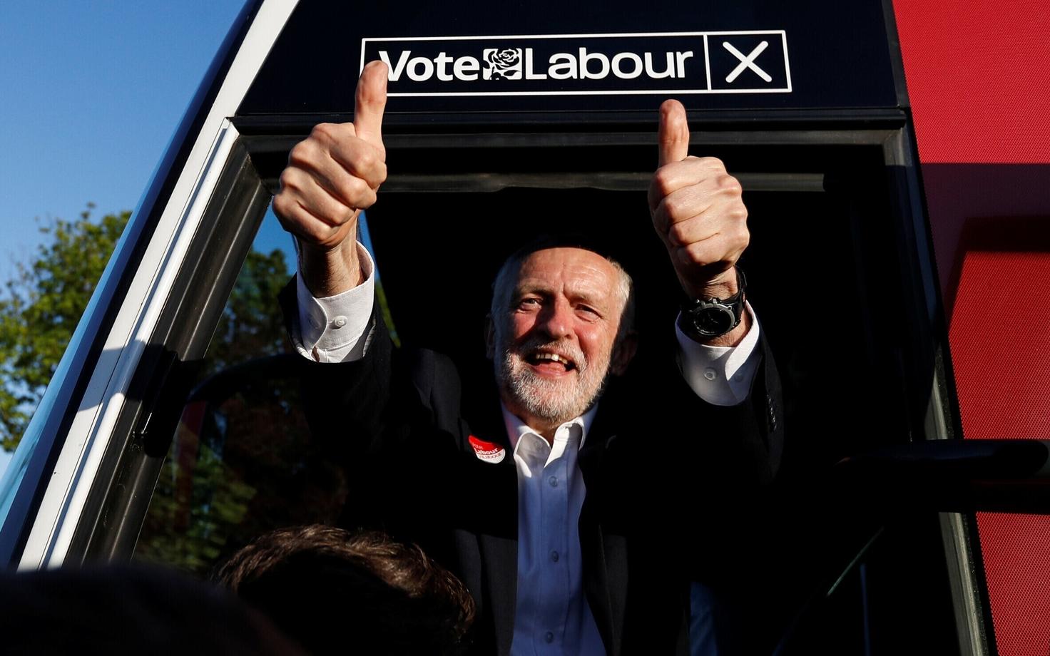 Leiboristide juht Jeremy Corbyn kampaaniabussi uksel.