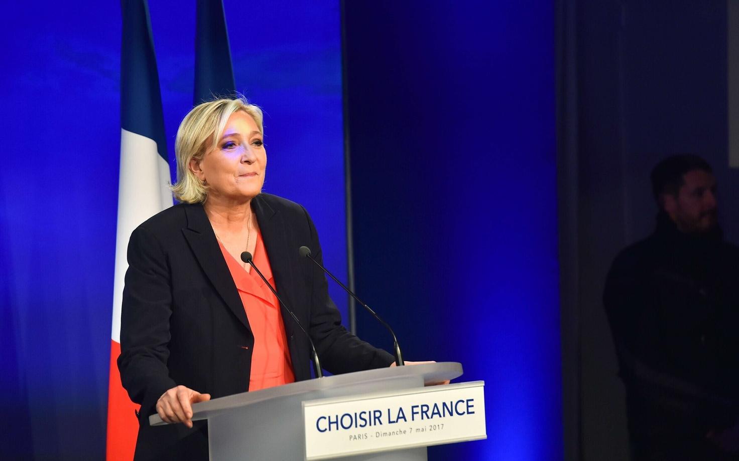 Marine Le Pen 7. mail valimiskaotuse järel kõnet pidamas.