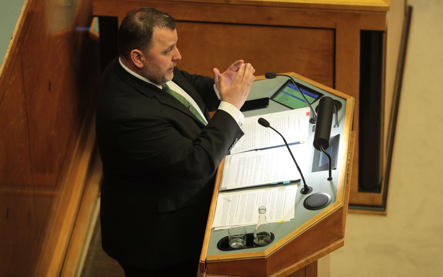 Minister of Finance Sven Sester (IRL) during the Riigikogu's marathon sitting on May 17-18. The opposition grilled Sester at length on the issue of the coalition's tax changes.
