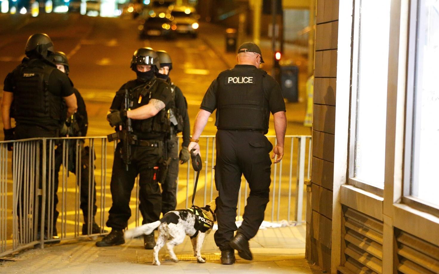 Полицейские Великобритании после теракта в Манчестере в ночь на 23 мая.