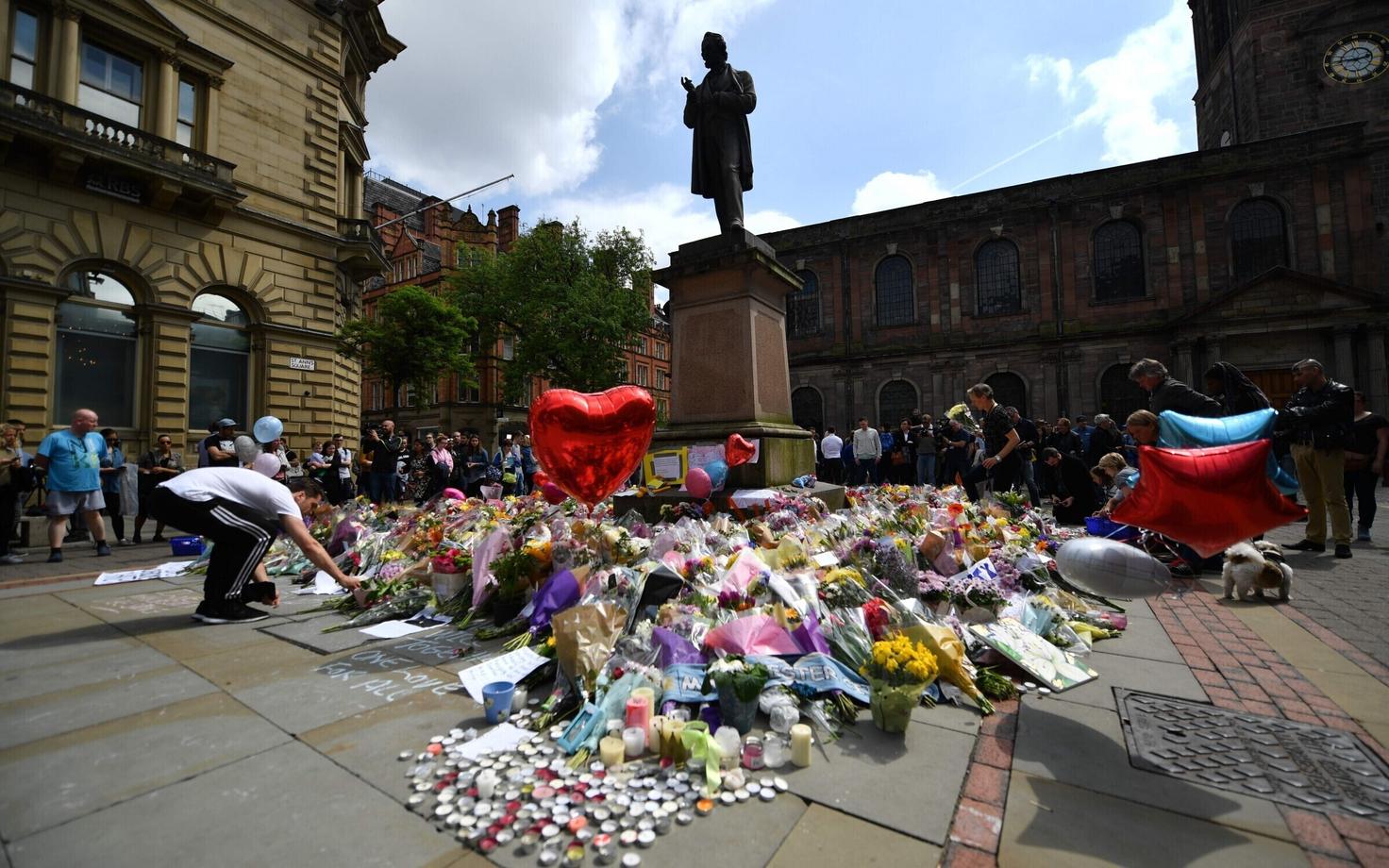 Цветы в память о жертвах теракта в Манчестере.