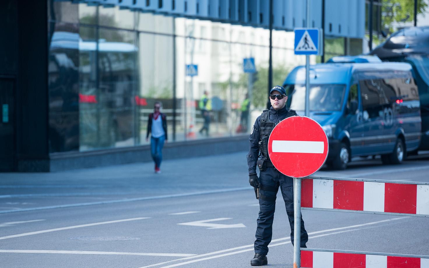 Закрытие движения перед отелем Hilton.