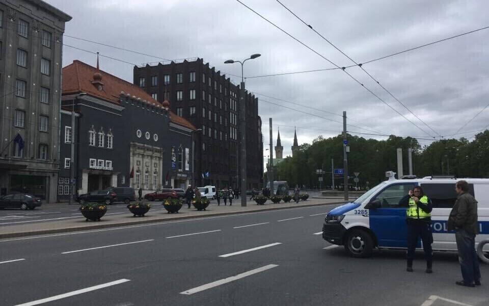 Полиция у таллиннской горуправы в пятницу.