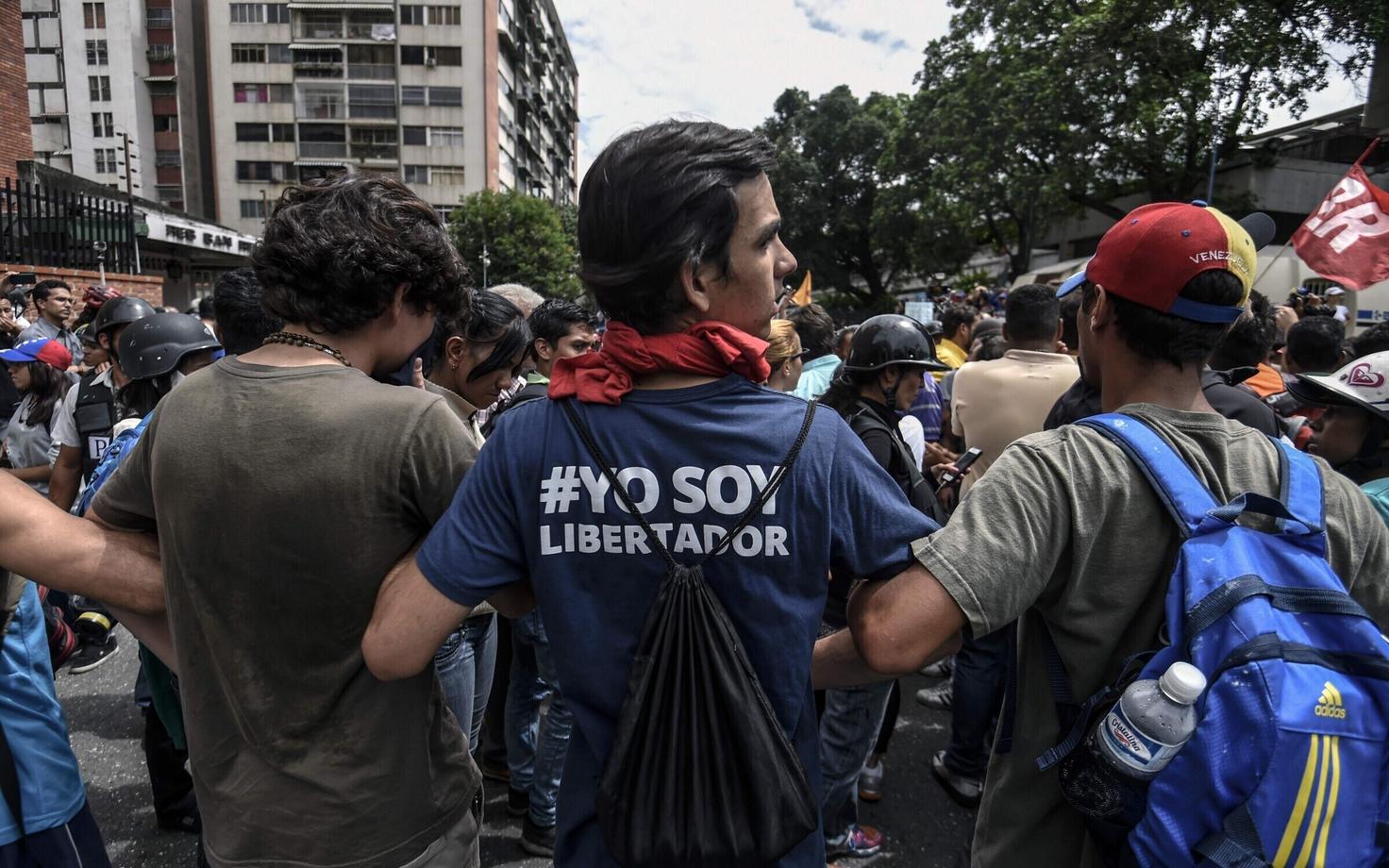 Массовые протесты в Венесуэле продолжаются с апреля.