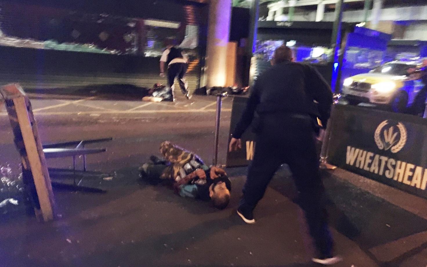 Londonis maha lastud terrorist, kes kannab Arsenali särki. Pommivöö osutus hiljem võltsinguks.