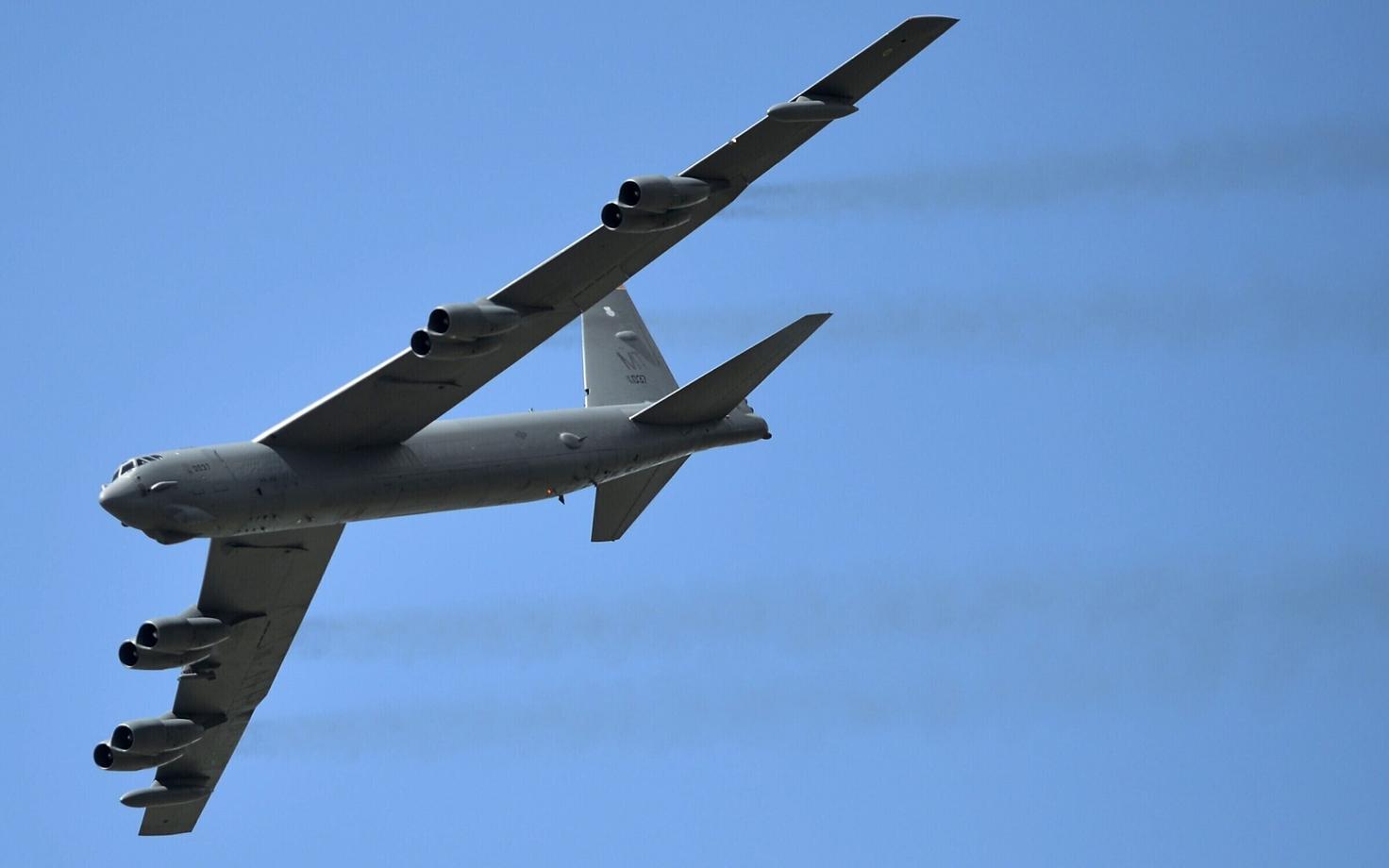 Стратегический бомбардировщик B-52 ВВС США.