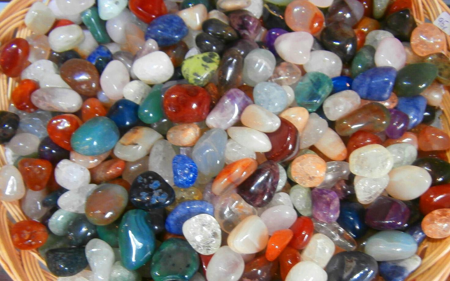 Poolvääriskivide müügiga kaasneb e-poodides jutt nende väidetavast võluväest.