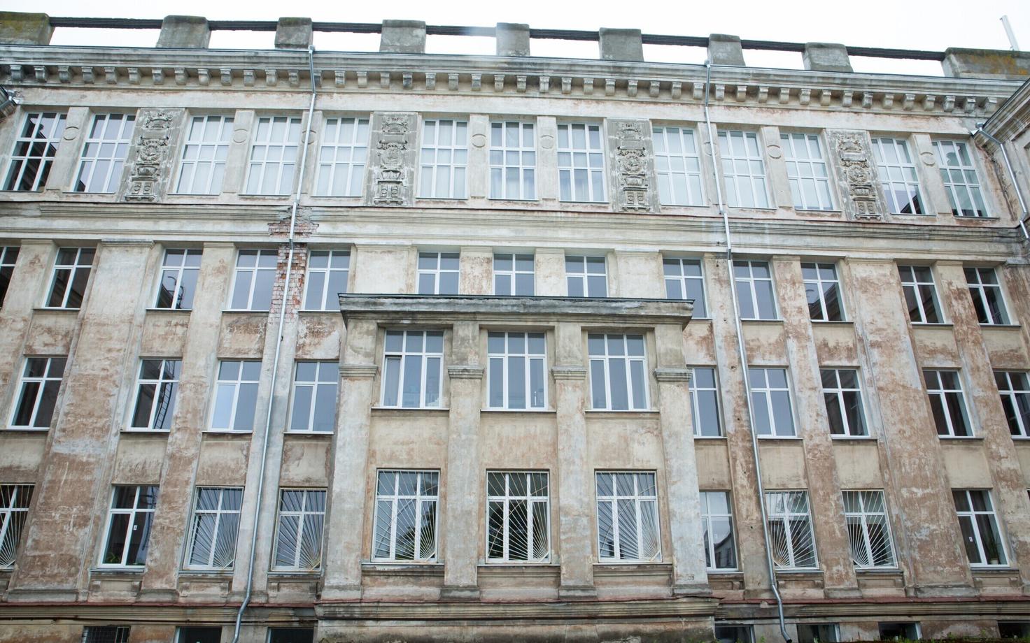 Здание Вана-Каламаяской гимназии для взрослых.