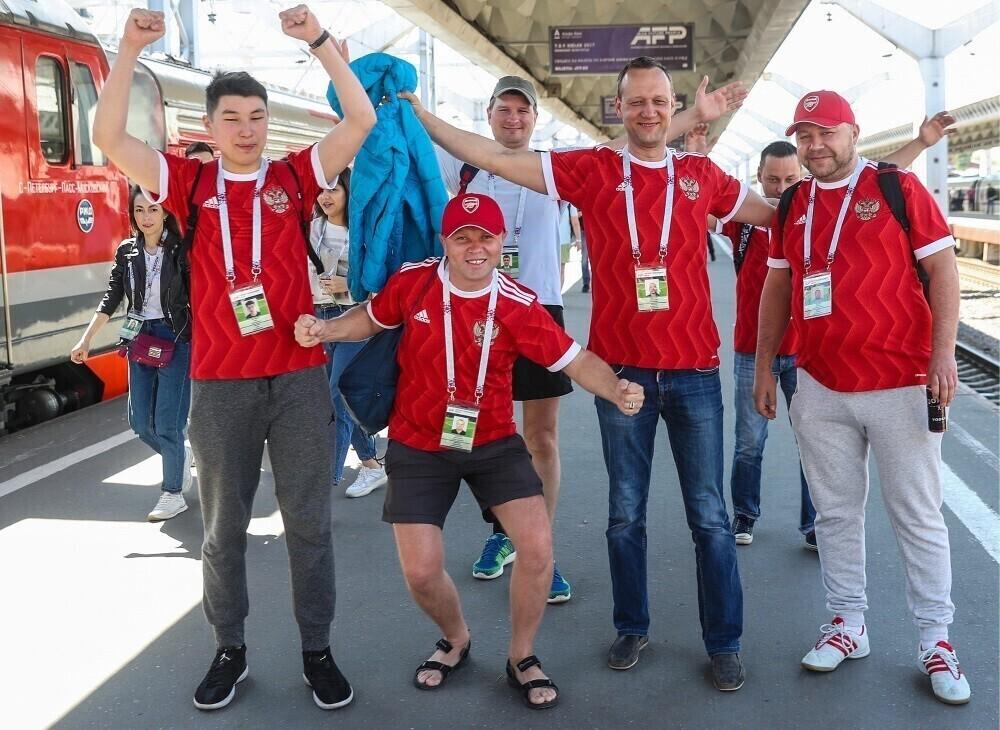 Российские болельщики на Московском вокзале в Санкт-Петербурге.