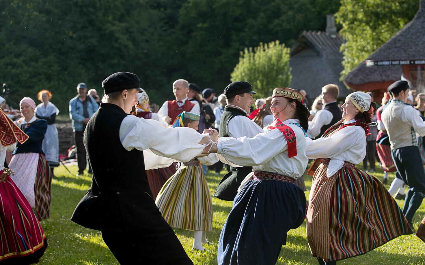 Празднование Ивановой ночи в этнографическом парке-музее Рокка-аль-Маре.
