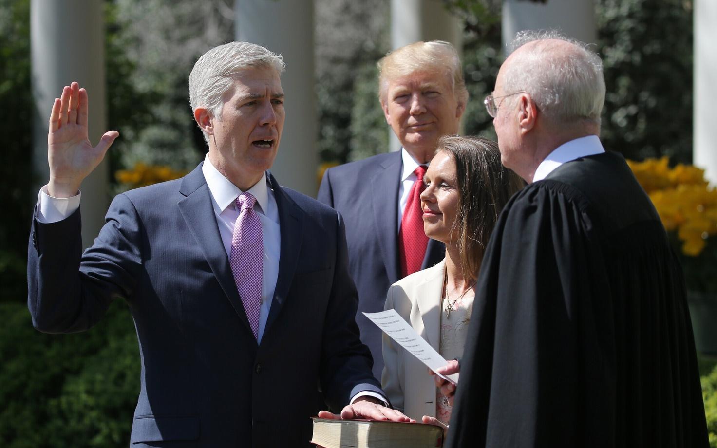 Trumpi poolt välja valitud Neil Gorsuch 10. aprillil ülemkohtuniku ametivannet andmas.