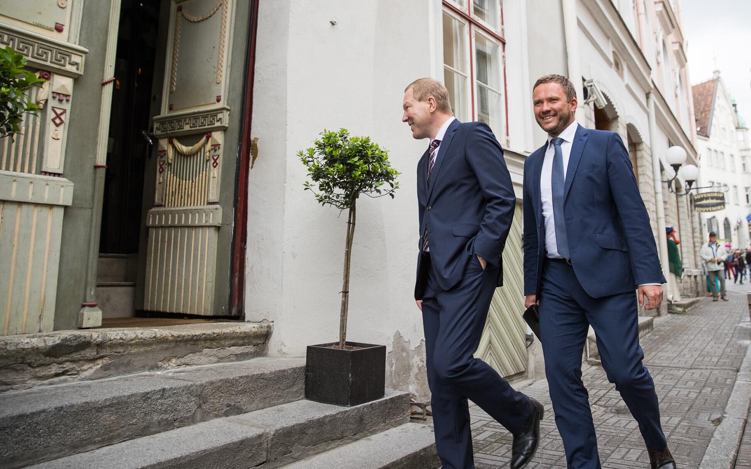 Marko Mihkelson (left) and Margus Tsahkna (right) entering the restaurant where they announced their decision to leave IRL to the press. June 26, 2017.