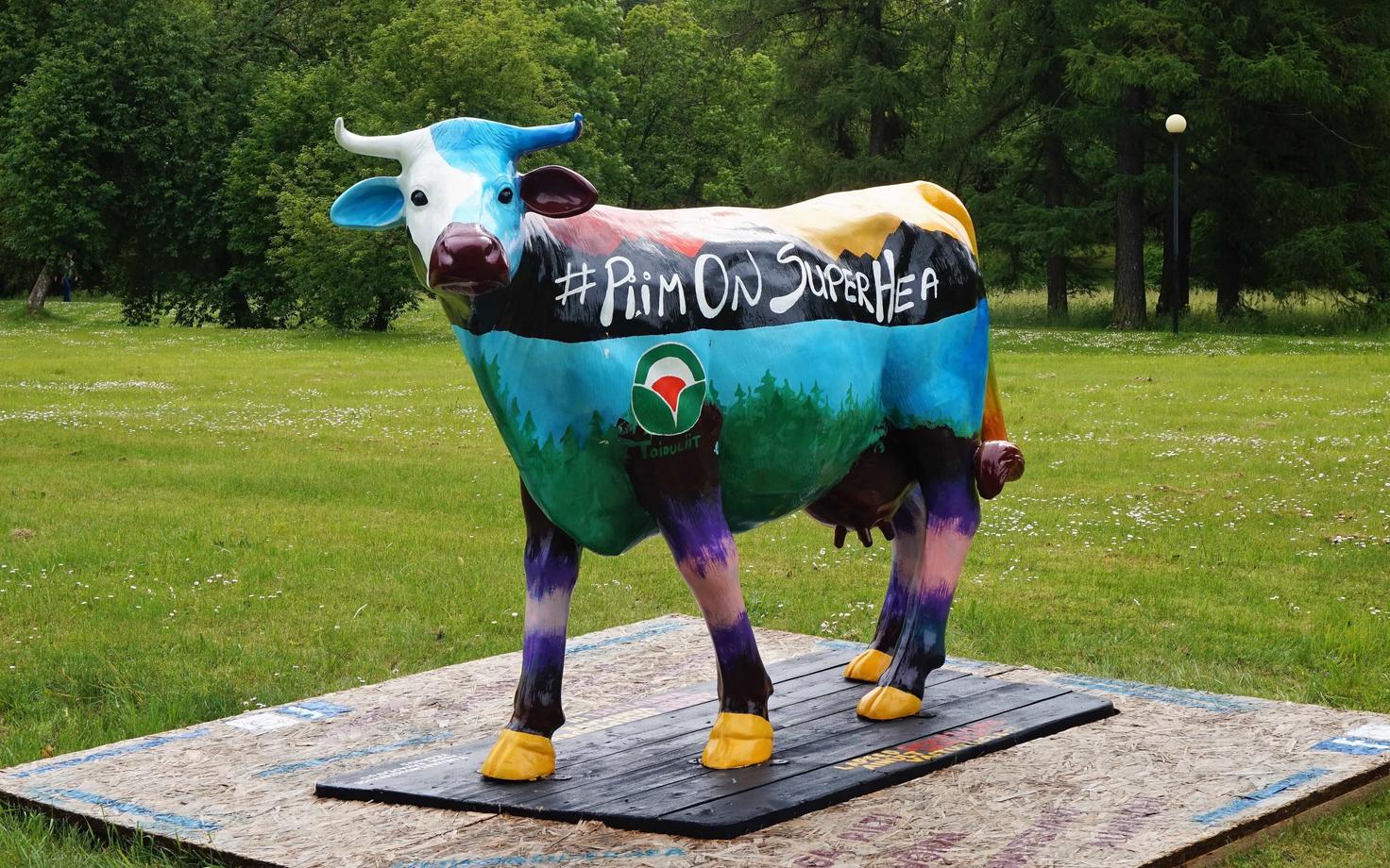 Разноцветная корова призывает потреблять молочные продукты