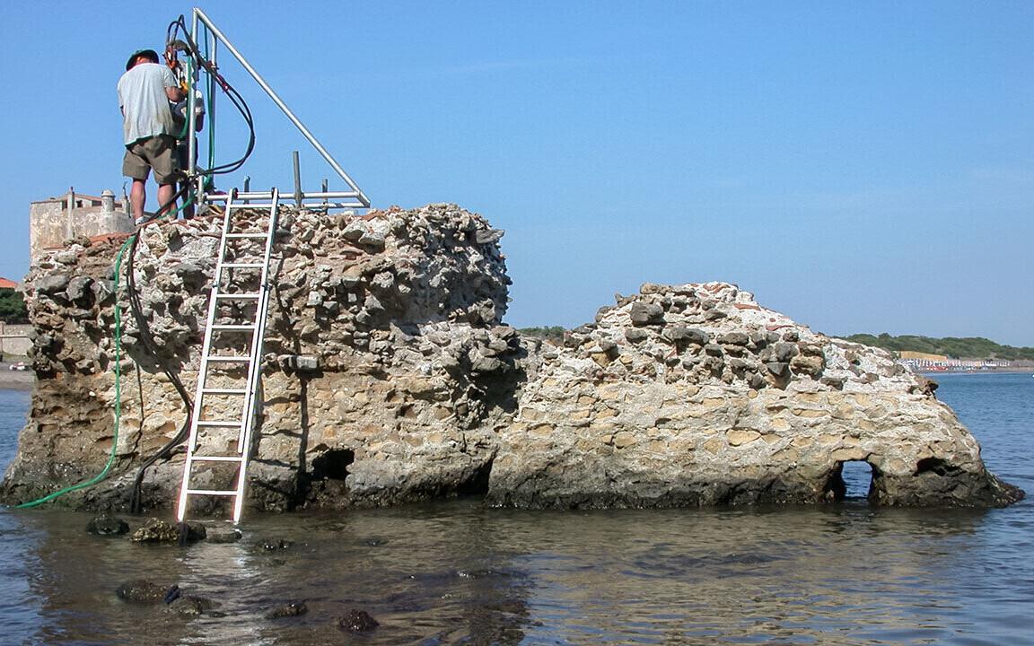 Teadlased uurisid Pozzuoli sadamast kogutud proove.