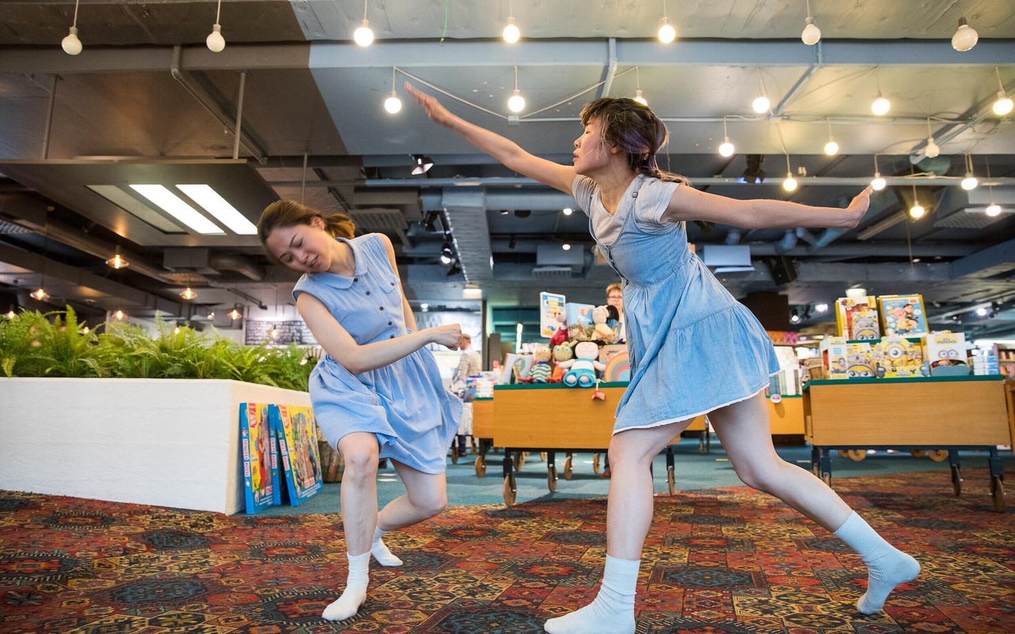 Hongkongi tantsijad esinevad Rahva Raamatus.