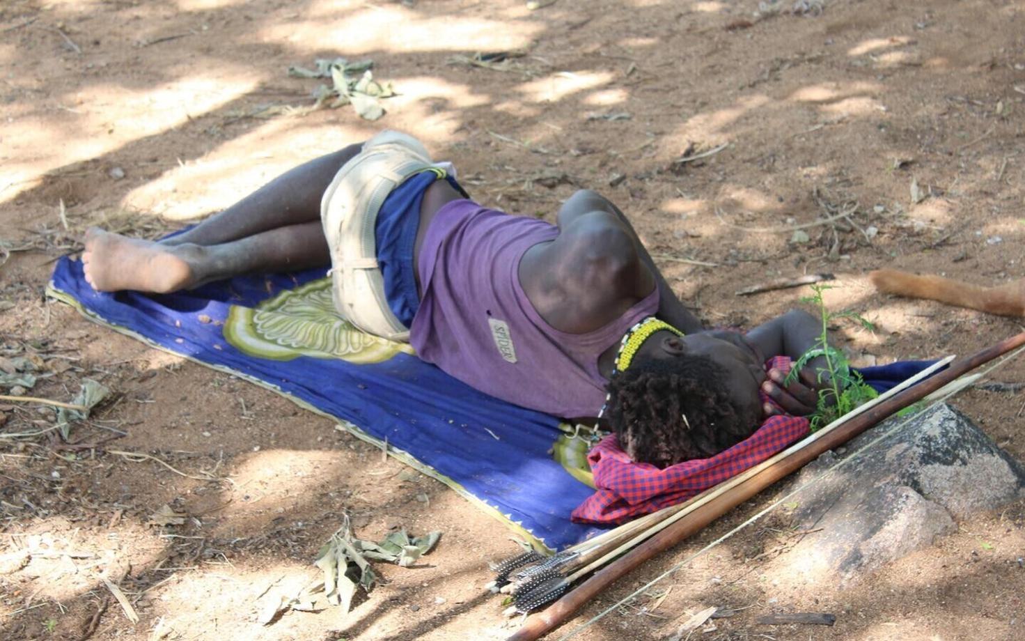 Hadza hõimu mees magamas päevaund.