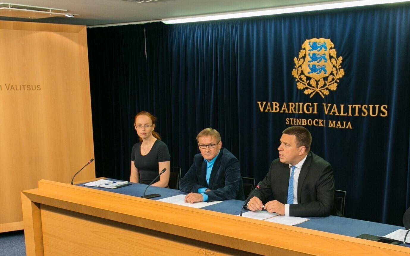 Minister of Public Administration Jaak Aab (Center), Prime Minister Jüri Ratas (Center) and Minister of the Interior Andres Anvelt (SDE) at Thursday's government press conference.