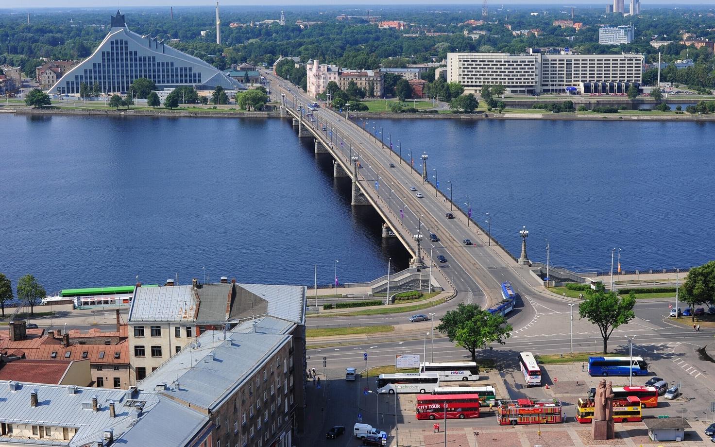 Мост через Даугаву в Риге.