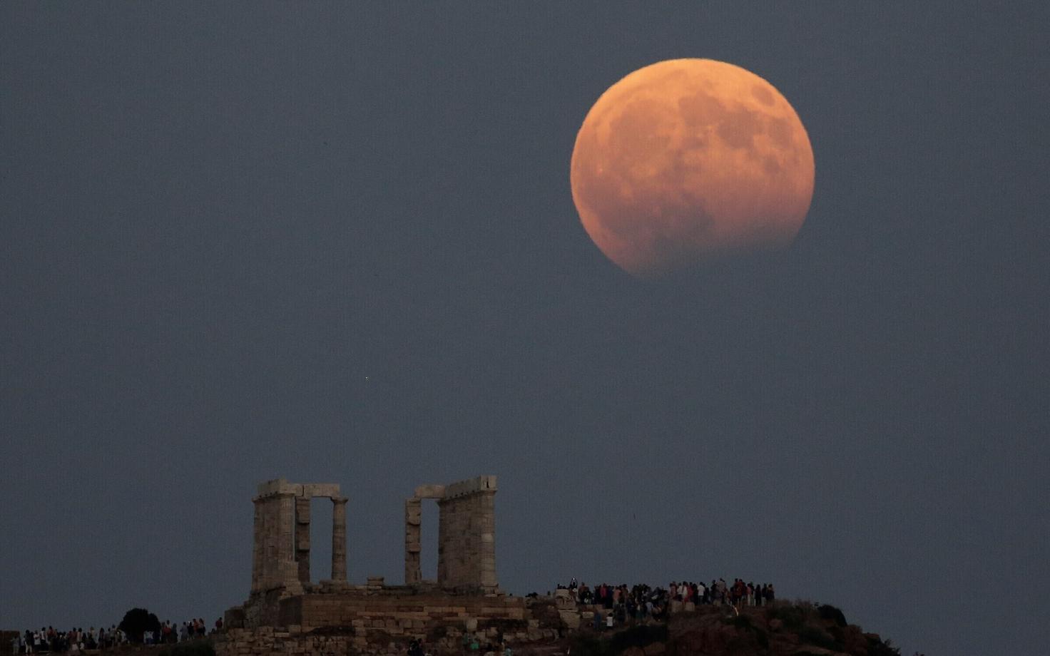 Osaliselt varjutatud Kuu Kreekas Poseidoni templi kohal.