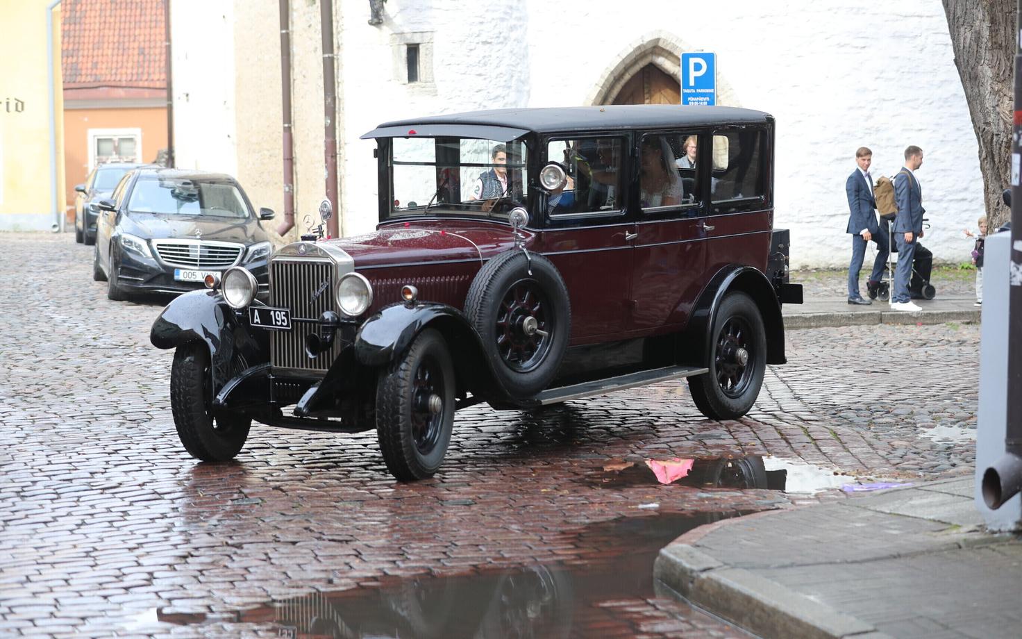 Kaldoja ei avalda, kui palju Rõivased pulmaautode rendi eest tasuma pidid.