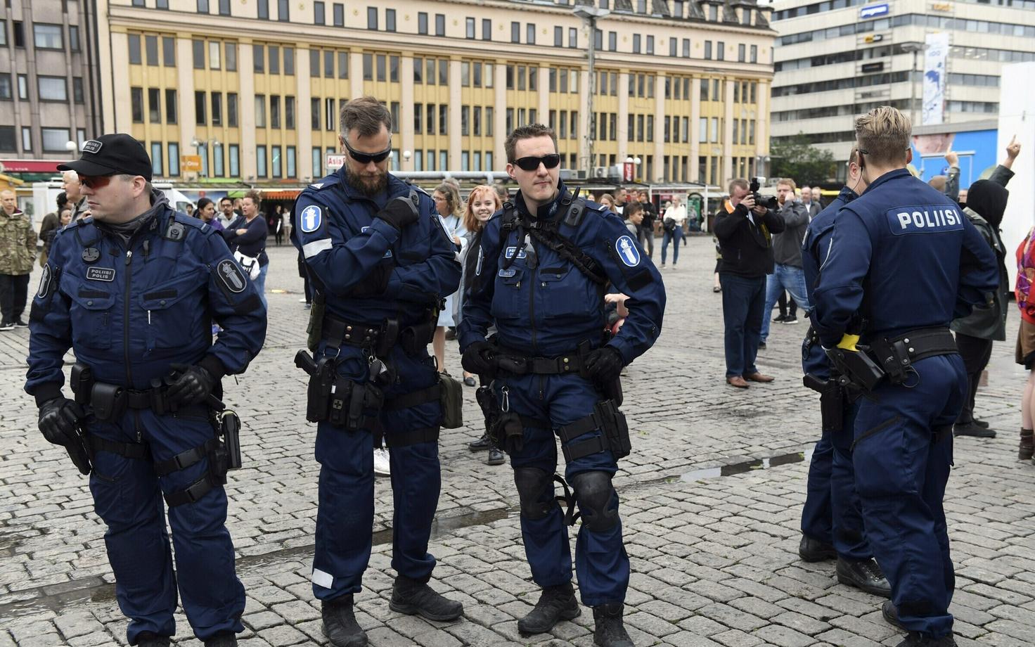 Полиция на центральной площади Турку, где в субботу состоялись митинги против и в поддержку иммиграции.