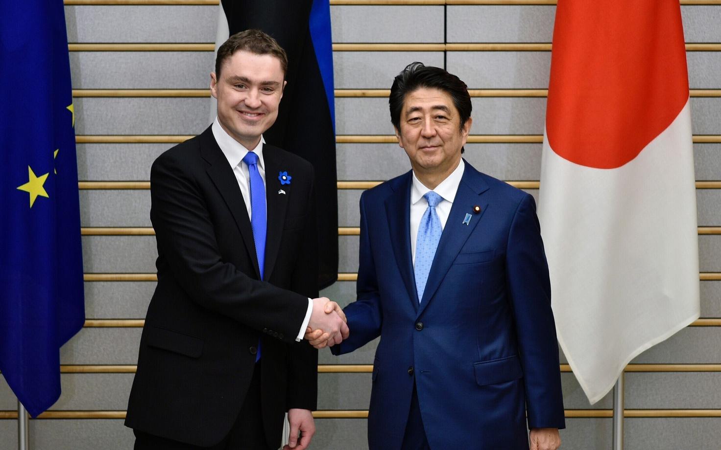 (Бывший) премьер-министр Эстонии Таави Рыйвас и глава японского правительства Синдзо Абе в апреле 2016 года.