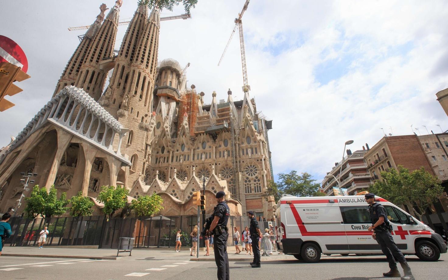 Politseinikud Barcelonas Sagrada Familia juures.