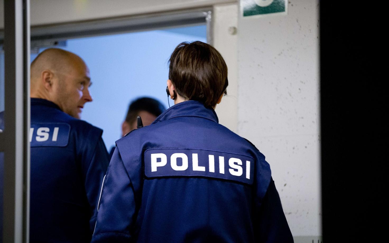 Soome politseinikud teisipäeval Turu kohtumajas.