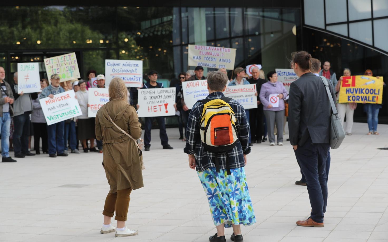 Акция протеста жителей Пыхья-Таллинна против открытия на улице Ситси пункта обмена шприцев.