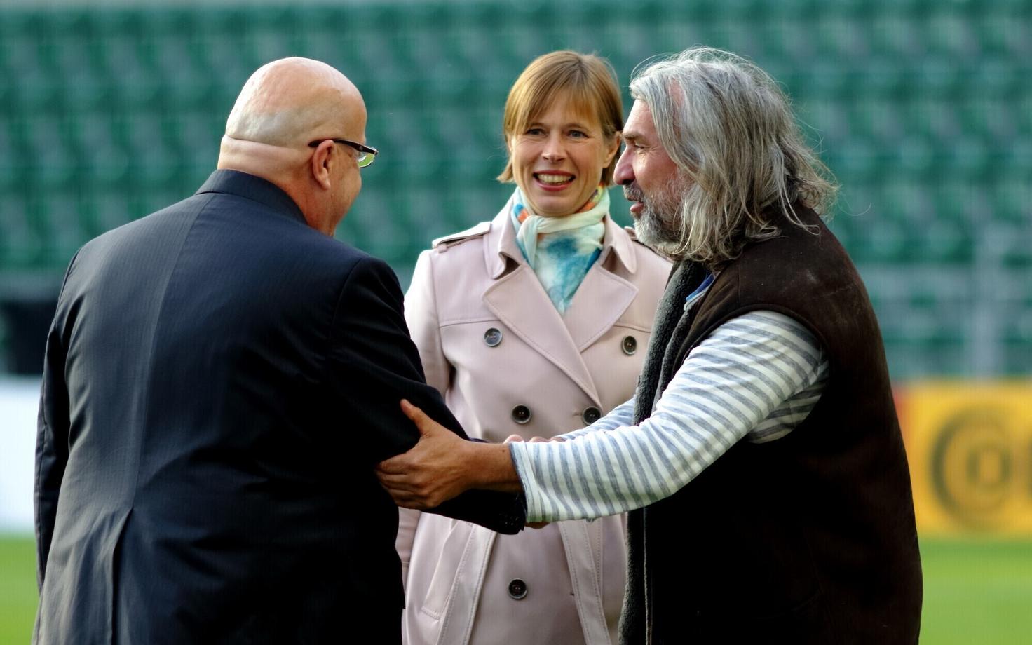 Керсти Кальюлайд (в центре) на футбольном матче Эстония - Кипр.