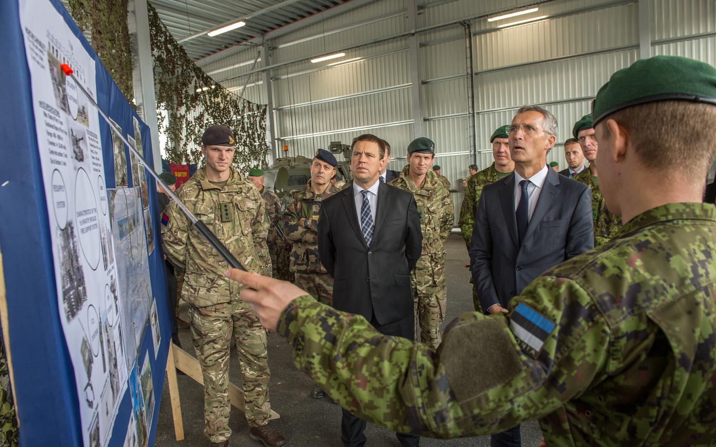 Генсек НАТО Йенс Столтенберг и премьер-министр Эстонии Юри Ратас в Тапа 6.09.2017.