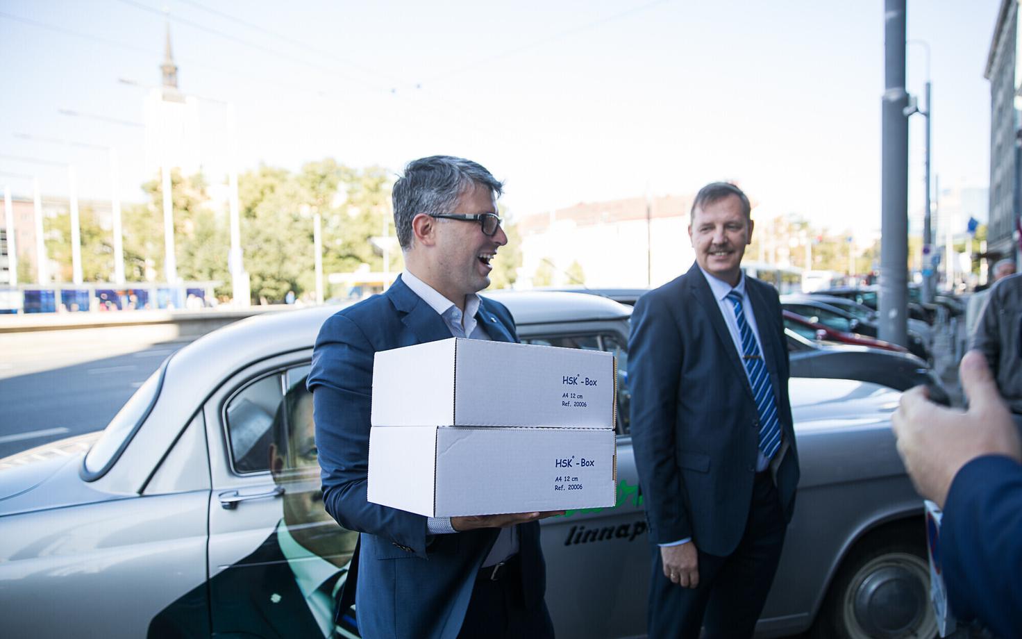 Mihhail Korb ja Taavi Aas Keskerakonna valimisnimekirju üle andmas.