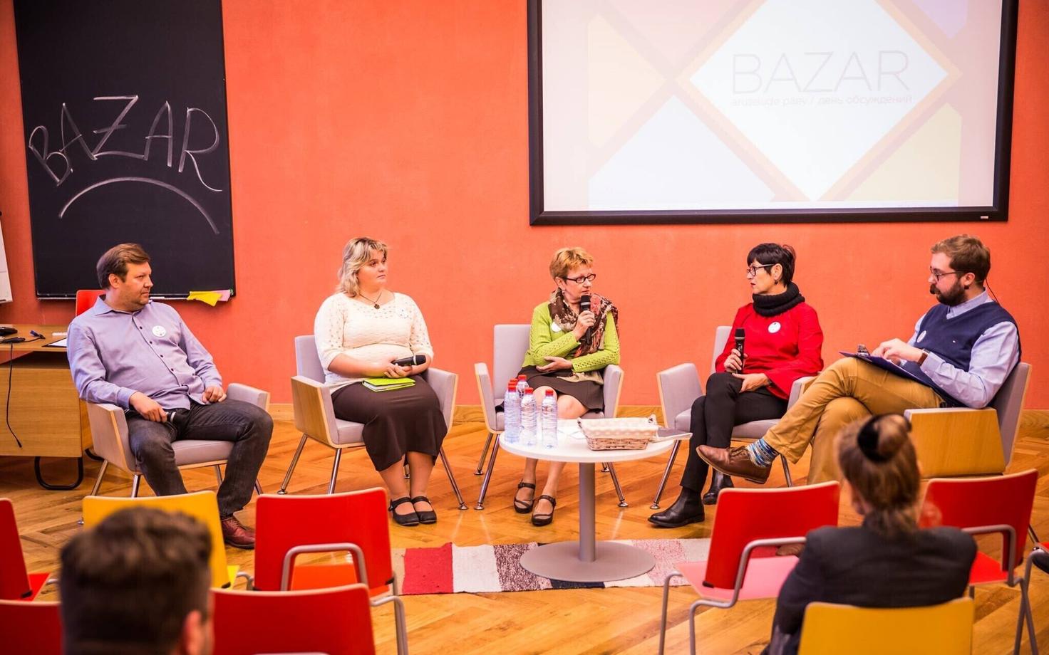 На BAZARе: Михаил Славский, Светлана Иванова, Елена Щекотихина, Инга Коппель, ведущий Михаил Комашко (слева направо)