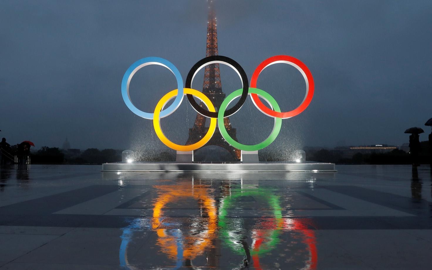В Париже зажглись олимпийские кольца после объявления решения МОК.