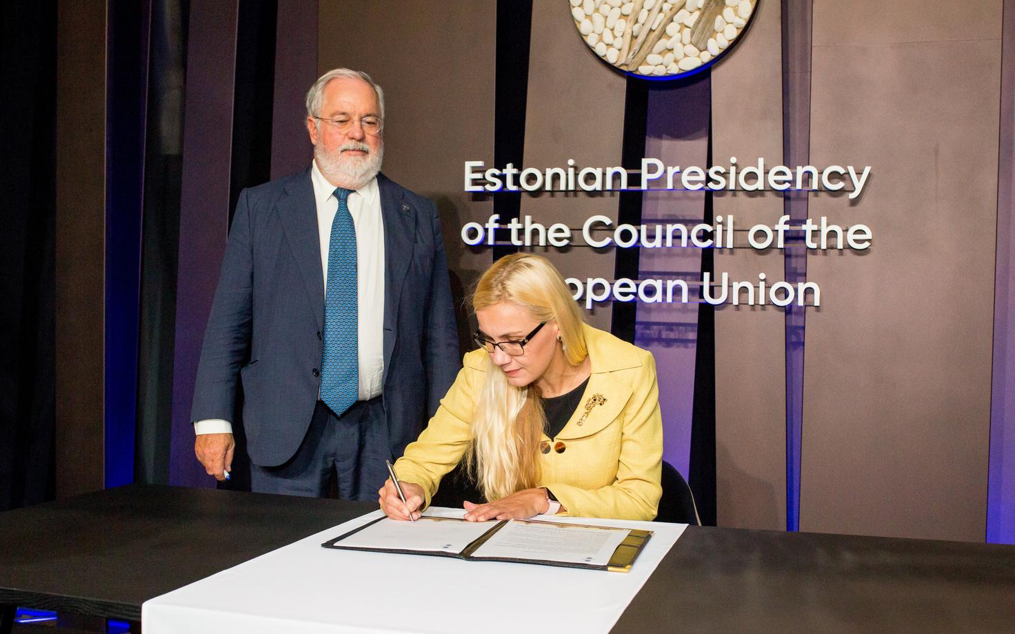 Министр экономики и инфраструктуры Кадри Симсон подписывает декларацию об э-энергии.