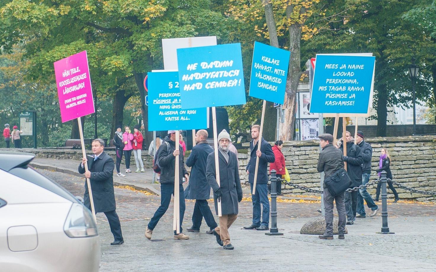 Kooseluseaduse vastaste pikett Toompeal 2014. aasta sügisel.